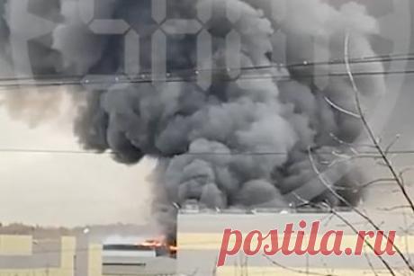 Мощный пожар вспыхнул на складе в Подмосковье и попал на видео. В подмосковном Ногинске на складе технопарка «Успенский» вспыхнул мощный пожар. Очевидцам удалось снять огромный столб дыма от пожара на видео, кадры публикует Telegram-канал SHOT. Загорелось здание на 58 километре Горьковского шоссе. По данным издания, площадь пожара составляет уже более пяти тысяч квадратных метров.