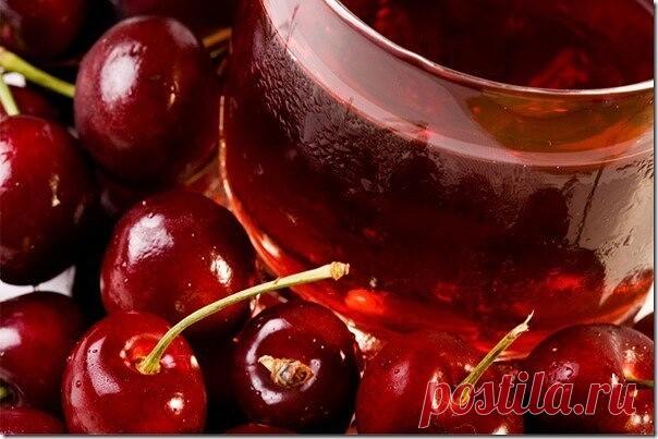 Эликсир долголетия. 
 
Только недавно ученые пришли к выводу, что вишневый сок — эликсир жизни. 
В нем самый высокий среди фруктов уровень борющихся с болезнями антиоксидантов 
Вещества, входящие в его состав, стимулируют клетки, возобновляют обмен веществ, а также прекрасно борются со стрессами. 
 
Сок вишни уменьшает боль при артрите, сокращает факторы риска диабета, улучшает память и замедляет процесс старения 
А при воспалительных заболеваниях дыхательных путей подогре...