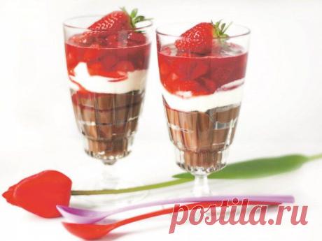 Трехслойный десерт с клубникой и шоколадом | Wclub.ru