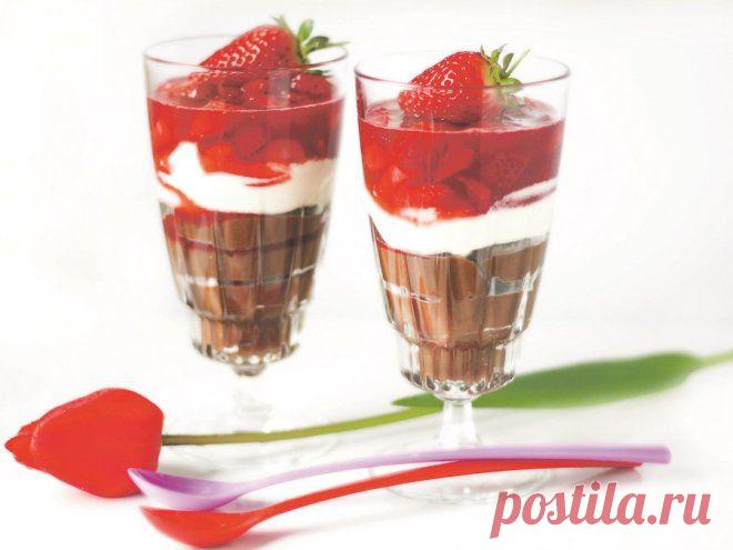 Трехслойный десерт с клубникой и шоколадом | Wclub.ru