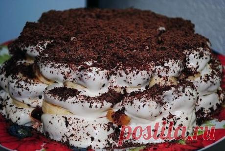 ТОРТ ИЗ ПРЯНИКОВ (БЕЗ ВЫПЕЧКИ)
Ингредиенты:
Сметана (20-30%) - 800 г
Пряники - 600 г
Кокосовая стружка - 150 г
Банан (недозрелый) - 3 шт.
Шоколад тёмный - 50 г
Пудра сахарная - 150 г
Приготовление:
Бананы очищаем от кожуры и нарезаем толстыми кружочками.
Сметану смешиваем с сахарной пудрой.
Дно и бока формы или глубокой миски застилаем пищевой пленкой. На дно выливаем немного сметанного крема и равномерно распределяем.
Каждый пряник окунаем в сметану. (Если пряники большие, разрезаем их попола