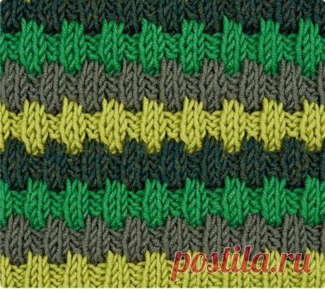 Интересный трехцветный узор Красивый и плотный узор из пряжи трех цветов выглядит очень привлекательно и позволяет попробовать самые разные варианты оттенков.&nbsp; Число петель кратно 4 + 2 кром.   Вязать согласно схеме. На схеме приведены лицевые и изнаночные ряды.