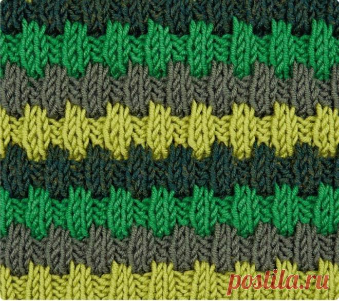 Интересный трехцветный узор Красивый и плотный узор из пряжи трех цветов выглядит очень привлекательно и позволяет попробовать самые разные варианты оттенков.  Число петель кратно 4 + 2 кром.   Вязать согласно схеме. На схеме приведены лицевые и изнаночные ряды.