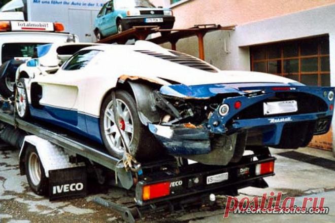 Автомобильный журнал онлайн на «Авторамблере» - 10 самых эпичных аварий, которые устроили женщины