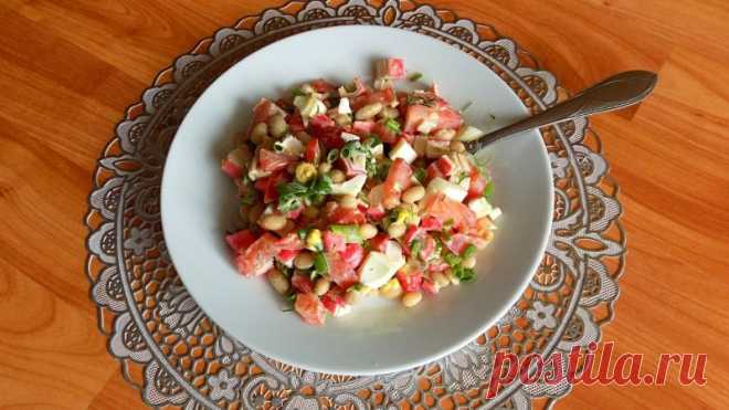 Салат из консервированной белой фасоли с крабовыми палочками Необходимые ингредиенты для приготовления салата:Консервированная белая фасоль - 400 гр. Помидоры - 3 шт. Крабовые палочки - 200 гр. Куриный яйца - 3 шт. Чеснок - 1 зуб. Зеленый лук Укроп Соль по Вашему вкусуМайонез для заправки салатаПростой видео рецепт приготовления салата: