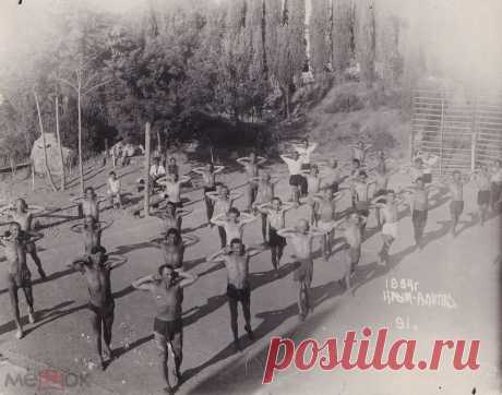 1934 Крым Алупка мужчины гимнастика на пляже пляжное торс ню молодежь отдых