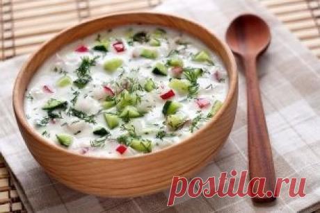 5 самых вкусных холодных супов.
1. Окрошка
Идея этого супа очень проста - мелко нарезать свежие овощи и залить холодной жидкостью. Даже варить его не нужно! Потому и назвали блюдо «окрошка» - от глагола «крошить».
Традиционной основой этого супа считается квас, но для гастрономического разнообразия можно также использовать кефир, кислое молоко, йогурт, минеральную воду, сыворотку и воду с уксусом. Еще один нюанс: колбасу можно заменить отварным мясом.
Вам понадобится:
Яйцо...