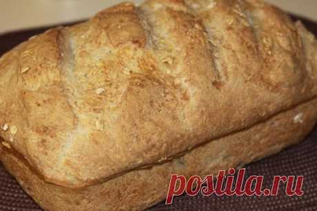 Овсяный очень вкусный хлеб Корочка хрустящая , в внутри мягкий и ароматный! Можно сказать полезный, ни маслa,ни яиц.Делается за 3 часа со всеми расстойками!Очень рекомендую для начинающих , как я !!Очень простой рецепт и не хло…