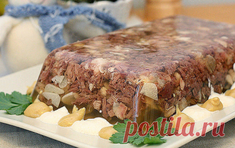 Рождественская кухня

Рождественская заливная говядина 
Заливная говядина - блюдо безусловно праздничное. На скорую руку его не приготовишь, оно требует кулинарного вдохновения, времени и немножко терпения. Зато результат кухонного бдения длиной в несколько часов - ваши близкие оценят по достоинству