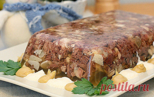 Рождественская кухня

Рождественская заливная говядина 
Заливная говядина - блюдо безусловно праздничное. На скорую руку его не приготовишь, оно требует кулинарного вдохновения, времени и немножко терпения. Зато результат кухонного бдения длиной в несколько часов - ваши близкие оценят по достоинству