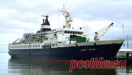 Теплоход "Любовь Орлова", год дрейфовавший без экипажа, мог затонуть | РИА Новости