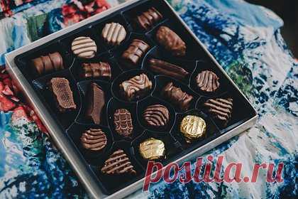 Жителей дома в Петербурге эвакуировали из-за конфет и камуфляжной кепки. Жителей дома в петербургском Сестрорецке эвакуировали из-за коробки конфет и камуфляжной кепки. Жильцы заметили необычный презент в подъезде дома на улице Токарева. Коробка оказалась перевязана бантом, а на камуфляжной бейсболке была надпись: «Тополь санкций не боится».