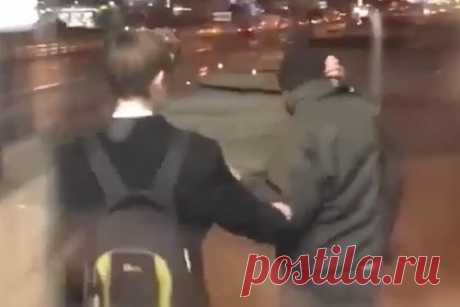В Москве подростки избили мужчину дубинками и попали на видео. В Москве двое подростков избили мужчину телескопическими дубинками и попали на видео. Соответствующий ролик опубликован в Telegram-канале «МК: срочные новости». Инцидент произошел около станции московского метрополитена «Окская». На кадрах видно, как один из молодых людей ударяет сидящего мужчину.