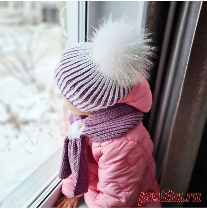 Берет для девочки, вяжем двухцветной английской резинкой