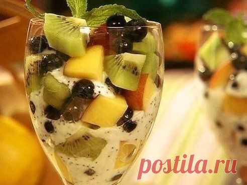 Фруктовый фреш.

*90 ккал на 100 гр*

Киви
Яблоко
Груша мягкая
Черная смородина
Нежирный йогрут без добавок
Веточка мяты
Сок лимона

Киви и яблоко порезать, грушу измельчить в пюре.
Выкладываем в стакан слоями: киви, груша, яблоко, йогурт, сверху ягодки и мяту. Поливаем соком лимона.