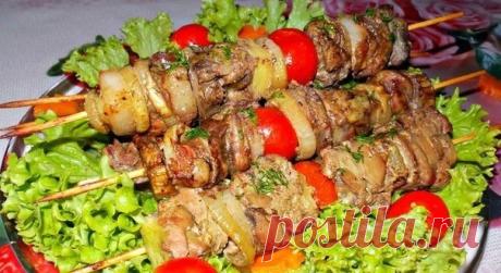 Шашлык из куриной печени запечённый в духовке "Нежный" 
Автор: Наталья Кондратюк 

Куриная печень – очень полезная и богатая белками и витаминами,который периодически обязательно нужно включать в рацион. 
Вкуснятина! 

Ингредиенты: 

500г куриной печёнки 
200г свиного сала 

1-2 луковицы 
2-3 зубчика чеснока 
Майонез 
Соль, перец, приправы по вкусу. 
1 небольшой кабачок 
4-5 черри 
Способ приготовления: 

Печень очистить от пленок,желчных протоков ,промыть,обсушить, посоли...