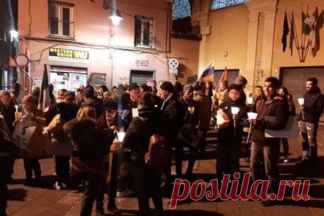 В Италии прошло факельное шествие в память о жертвах американского империализма. В итальянской Генуе прошло шествие в память о жертвах американского империализма, об этом сообщила общественная организация «Свободная площадь». На центральные улицы города вышли десятки активистов с российскими флагами и красными знаменами, они выступили против русофобии и санкционной политики.