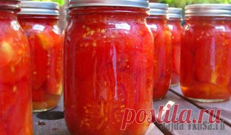 Помидоры в собственном соку.
Пожалуй, это самый вкусный рецепт заготовки томатов в зиму. И сок с удовольствием пьется и помидор съедается с аппетитом, а запах напоминает лето, особенно когда за окном падают хлопья снега.
