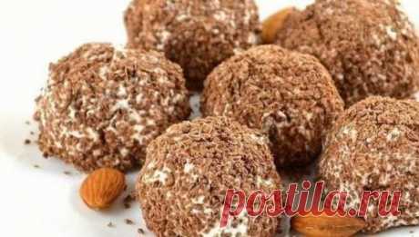 Творожное пирожное.  Вкусный нежный десерт из творога. Ингредиенты: 200 г творога. 100 г молочного шоколада (или черного). 1 ст. л. сметаны. 1 ст. л. меда (или сахара). Несколько фиников. Несколько ядер миндаля. Очень нежное вкусное пирожное из творога, о...