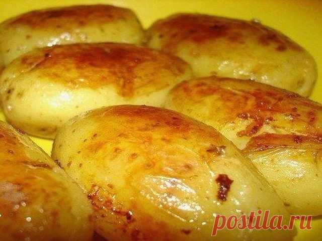 ОЧЕНЬ ВКУСНАЯ КАРТОШЕЧКА - НЕОБЫЧНЫЙ СПОСОБ    Пробовала готовить этот картофель и с куриным бульоном, и со сливочным маслом. Всегда получается очень вкусно. Детки уплетают такую карто...