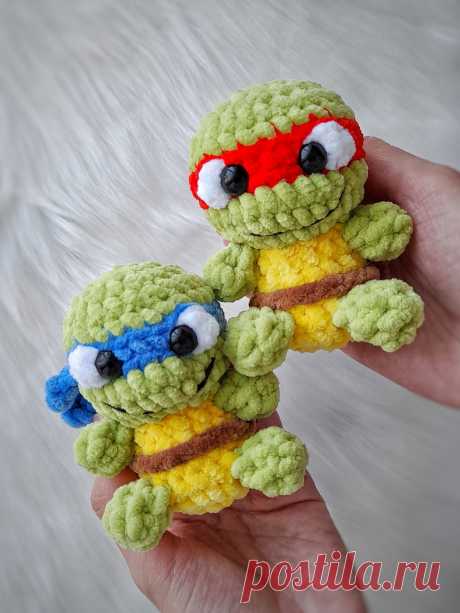 PDF Черепашки-Ниндзя крючком. FREE crochet pattern; Аmigurumi toy patterns. Амигуруми схемы и описания на русском. Вязаные игрушки и поделки своими руками #amimore - плюшевая черепаха из детского мультфильма, маленькая черепашка ниндзя из плюшевой пряжи.
