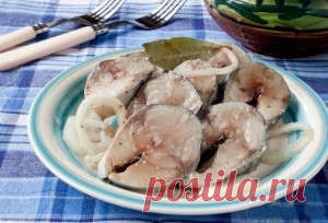 Маринуем скумбрию. Сложить замаринованную скумбрию в кастрюльку  Спустя сутки маринованная скумбрия уже готова, ароматная и   вкусная, меньше трех штучек не солите только раздразните аппетит.