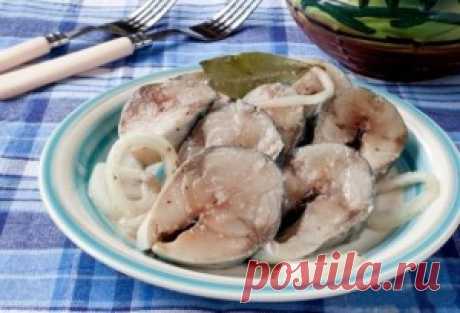Маринуем скумбрию. Сложить замаринованную скумбрию в кастрюльку  Спустя сутки маринованная скумбрия уже готова, ароматная и   вкусная, меньше трех штучек не солите только раздразните аппетит.