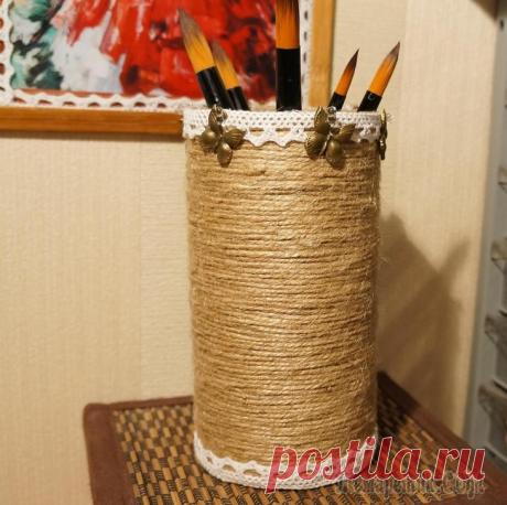 Как сделать стаканчик для ручек, карандашницу в стиле рустик Всем привет! Сегодня будем превращать (декорировать) баночку из под детского чая в довольно симпатичный стаканчик для ручек, кисточек. Этот стиль называется рустик, а бабочки придадут немного винтажно...