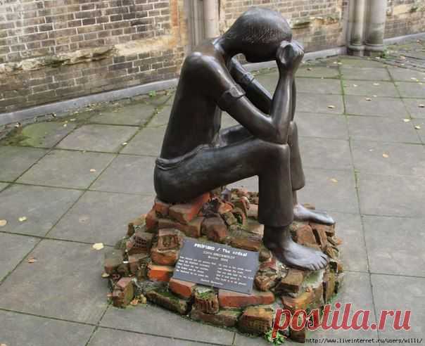 Скульптура Prüfung (Экзамен) на территории Мемориала Святого Николая, Гамбург. / Изучение немецкого языка