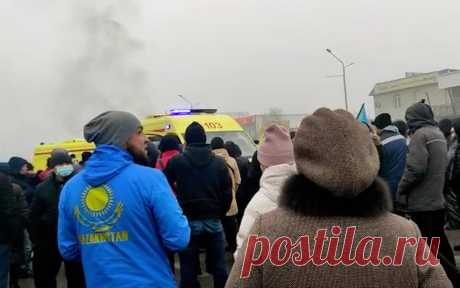 Протестующие захватили резиденцию президента Казахстана в Алма-Ате. Протестующие заняли старую резиденцию президента Казахстана в Алма-Ате. Она находится рядом с городской администрацией, здание которой демонстранты также штурмовали