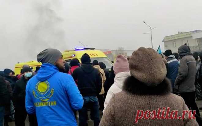 Протестующие захватили резиденцию президента Казахстана в Алма-Ате. Протестующие заняли старую резиденцию президента Казахстана в Алма-Ате. Она находится рядом с городской администрацией, здание которой демонстранты также штурмовали