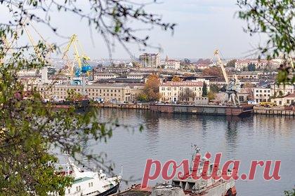 В Севастополе объявили воздушную тревогу. В Севастополе объявили воздушную тревогу. Об этом сообщил глава города Михаил Развожаев в Telegram-канале. «Дым в районе Севастопольской бухты — это военные используют табельные средства маскировки», — написал глава города. Из-за тревоги также перекрыли движение по Крымскому мосту.