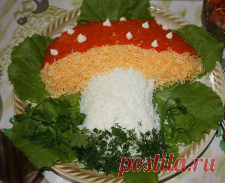 Салат " Гриб"

1й слой- жареные грибы с луком
2й-жареная куриная грудинка
3й-тертый на мелкой терке куриный желток (перемешать с майонезом и чесноком)

Все слои перемазать майонезом. 
Дальше ножку гриба посыпаем тертым на мелкой терке вареным белком.
А шляпку-сверху тертая на мелкой терке вареная морковь,а снизу тертый сыр.

Салат готов!