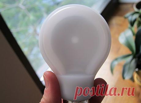 Philips выпустил плоскую лампочку SlimStyle
На смену традиционным лампам накаливания теперь приходят светодиодные, возможно, это достойный повод вообще изменить образ современных бытовых систем освещения. К примеру, те же лампочки теперь могут быть плоскими, решили инженеры голландской компании. Это предполагает сразу несколько прямых выгод для всех, включая потребителей и продавцов. Продукт получил название SlimStyle.