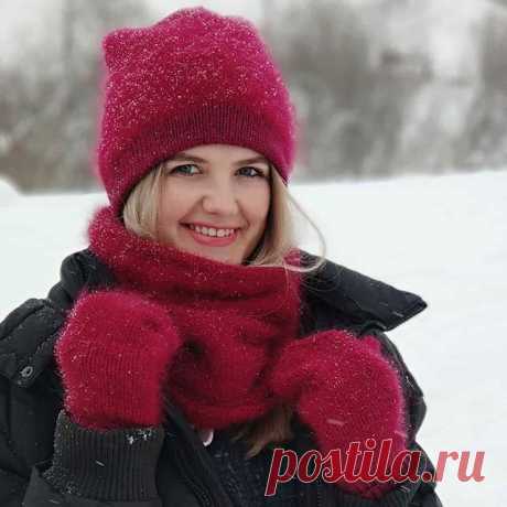 Ох, я была бы не я, если бы не показала этот шикарный, яркий комплект на себе!!! Не носить самой, так хоть фото будет! 😅🤗💓100%фермерская ангора, крутой цвет и ваш комплект точно не останется незамеченным! 😉Единственное о чем я думаю, почему я не работала с ангорой раньше??? Я так её полюбила в этом сезоне, это прям открытие для меня! 💓#вязание #ангора #вязанаяшапка #вязаныйсвитер #вязаныевещиназаказ #knitting #knitwear #handmade