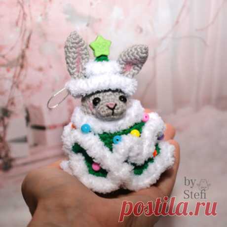 Кролик в костюме ёлочки амигуруми. Схемы и описания для вязания игрушек крючком! Бесплатный мастер-класс от Стефании Плахота по вязанию кролика в костюме ёлочки крючком. Высота вязаной игрушки примерно 12 см вместе с ушками. Для из…