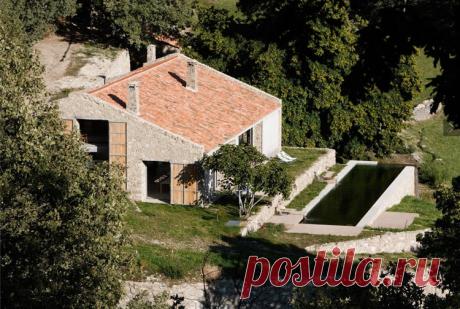 Этот парень живет с семьей в заброшенном коровнике. Когда он открыл дверь, я ахнул! (ФОТО)