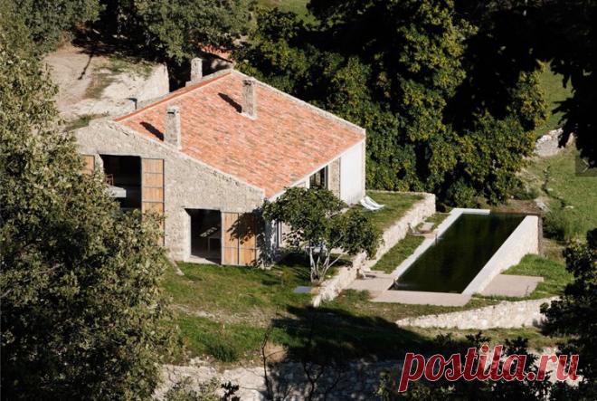 Этот парень живет с семьей в заброшенном коровнике. Когда он открыл дверь, я ахнул! (ФОТО)