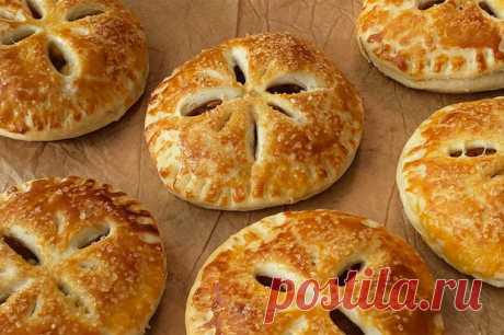 Простые, но офигенно вкусные хрустящие слойки с яблоком и корицей - Будет вкусно - Медиаплатформа МирТесен Рассказываю, как приготовить самые вкусные слойки с яблоками в вашей жизни. Ингредиенты: Готовое слоёное дрожжевое тесто — 400 г. (нужно заранее разморозить) Яблоко — 3 шт. (обязательно сладкие и хрустящие) Корица — половинка ч. л. Тростниковый/коричневый сахар — 4 ст. л. Кукурузный крахмал — 1 ч. - 12 сентября - 43693719580 - Медиаплатформа МирТесен