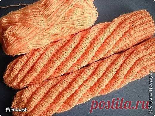 Как связать носки по спирали без вывязывания пятки

Носки по спирали. Очень понравилось вязать. Пятку вывязывать не надо. Получаются без размера. Но надо подобрать соответствующее количество петель, чтобы носки хорошо облегали ножку и не сползали.

Спиральные носки теплые и удобные, легко и быстро вяжутся. Любят и взрослые, и дети (проверила на своих родных и близких - все носят с удовольствием).
Подобрала пряжу, спицы для кругового вязания 5шт.- №2.
Процесс вязания сводит...