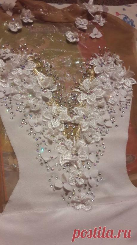 vestido de novia con flores y mostacilla