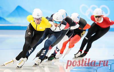 Бельгийский конькобежец Свингс выиграл золотую медаль Олимпийских игр в масс-старте. Вторым стал представитель Южной Кореи Чон Чжэ Вон, третьим - его соотечественник Ли Сын Хун