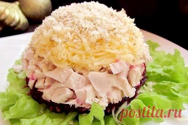 Слоеный салат с курицей и свеклой и грецкими орехами | Печем и варим