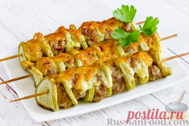 Рецепт: Мясные тефтели, запечённые с кабачком, на шпажках на RussianFood.com