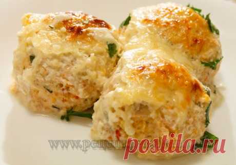 Тефтели из куриного фарша в сметанной подливке с овощами.