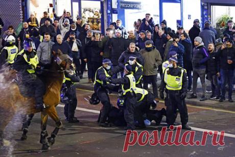 Футбольные фанаты устроили кровавую драку в Лондоне. Футбольные фанаты «Тоттенхэма» и «Вест Хэма» устроили массовую драку возле стадиона «Тоттенхэм Хотспур» в Лондоне. Потасовка произошла перед началом четвертьфинального матча Кубка английской футбольной лиги у главной трибуны стадиона. Болельщиков разнимали вооруженные дубинками полицейские.