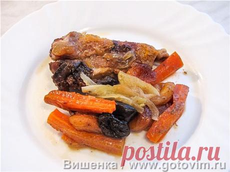 Цимес с мясом. Рецепт с фото Для приготовления цимеса с мясом подойдут мясные ребрышки, которые укладывают в жаропрочную посуду вместе с луком, морковью и сухофруктами. Для аромата, помимо обычных соли и перца, в цимес добавляют корицу, а также мёд и апельсиновый сок. Готовить цимес лучше не на плите, а в духовке, чтобы все ингредиенты лучше пропитались ароматным соком.
