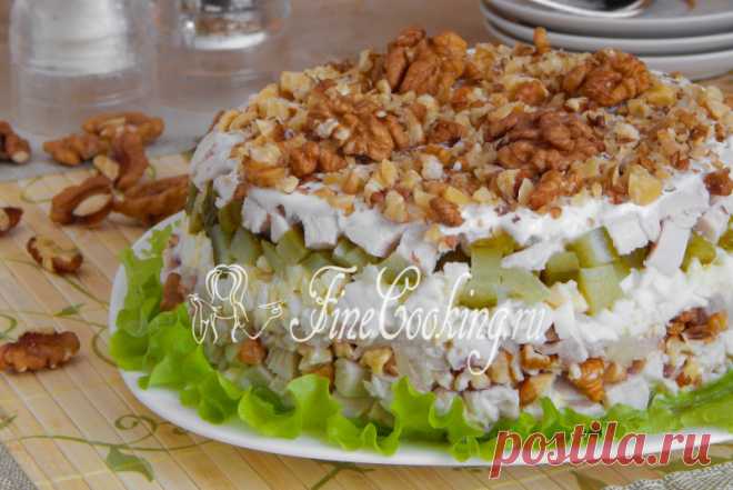 Салат с грецкими орехами и курицей Один из самых простых рецептов вкусных и сытных салатов, который должен особенно понравиться мужчинам.