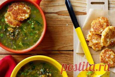 Pea and lentil soup with cheese fritters
