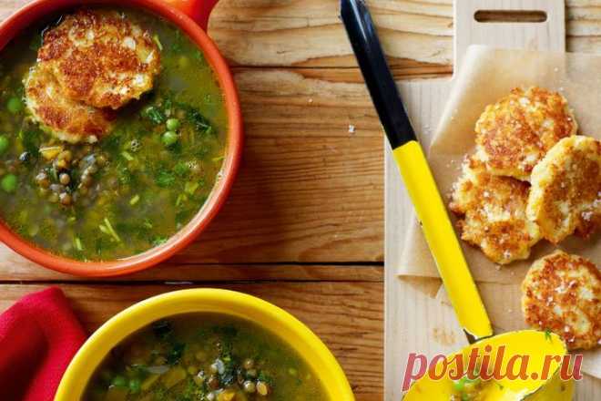 Pea and lentil soup with cheese fritters